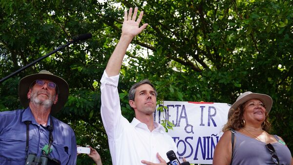 Democratic presidential candidate Beto O'Rourke waves at a detention facility for incarcerated youths near Miami in Homestead, Florida - Sputnik International