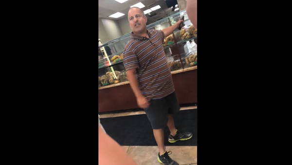 A customer at Bagel Boss in Bay Shore, NY, argues with customers - Sputnik International