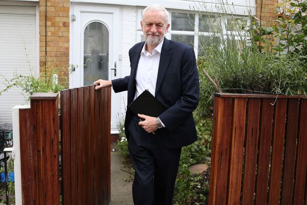 Jeremy Corbyn Needs to Regain Momentum to Beat Bouncing Boris - Sputnik International