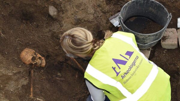 Osteologist Caroline Arcini examines the remains of a man - Sputnik International