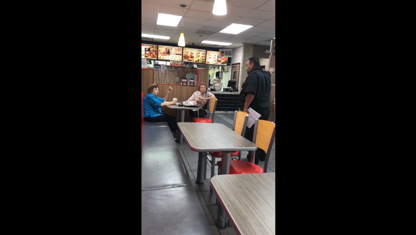 Viral video shows two elderly women demanding that restaurant workers speak English - Sputnik International