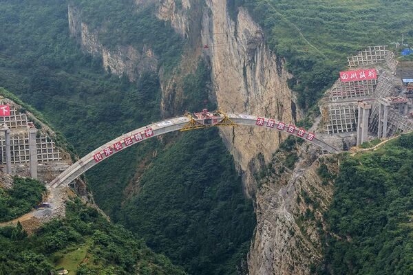 Construction of the main structure of the Jimingsansheng Bridge which will unite southwest China's Yunnan, Guizhou and Sichuan provinces. - Sputnik International