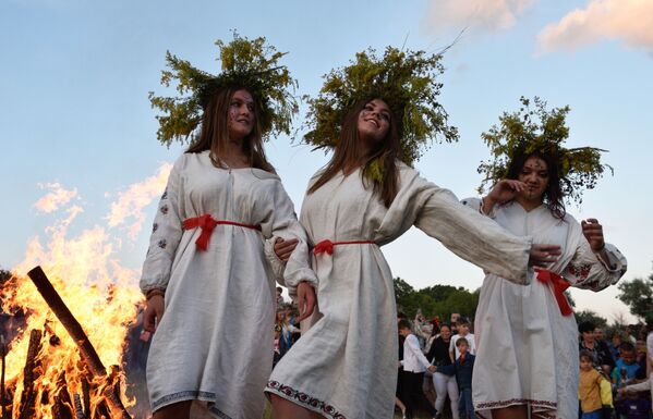 Girls during Ivan Kupala Day celebrations in Ukraine. - Sputnik International