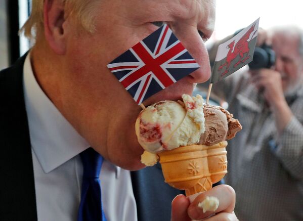 Conservative party leadership candidate Boris Johnson holds ice cream in Barry Island, before a hustings event with leadership rival Jeremy Hunt in Cardiff, Britain July 6, 2019.  - Sputnik International