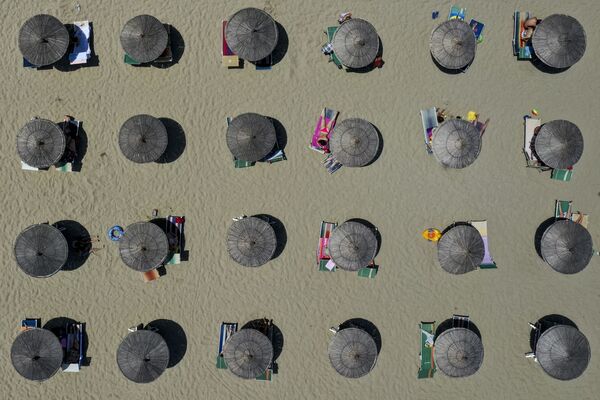 This aerial view taken on 6 July 2019, shows parasols on a beach of the Adriatic Sea in Durres, Albania, as a heatwave sweeps through Europe. - Sputnik International