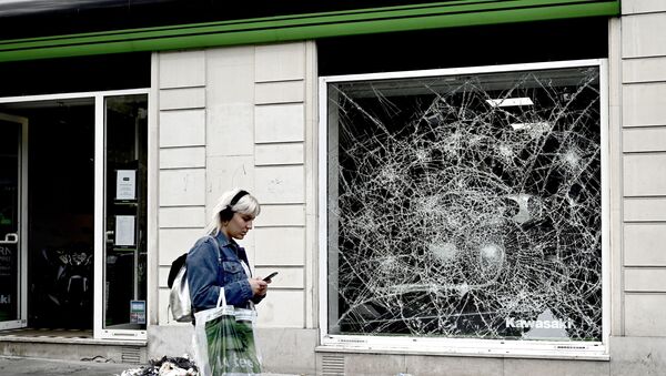 This picture taken on July 12, 2019, shows a broken window on the Avenue de la Grande Armee, near the Arc de Triomphe in Paris where Algerian supporters celebrated the victory of their team during the 2019 Africa Cup of Nations (CAN) quarter final football match between Ivory Coast and Algeria, on July 11, 2019 - Sputnik International