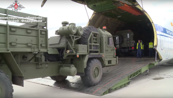 S-400 on route to Turkey being loaded up at a Russian airbase. - Sputnik International