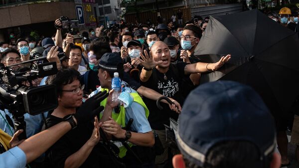 Protesters shout at the police during an anti-parallel trading protest in Sheung Shui district in Hong Kong on July 13, 2019. - Sputnik International