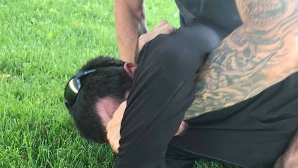 Former MMA champ Chad Freeman putting suspected truck thief in choke hold. - Sputnik International