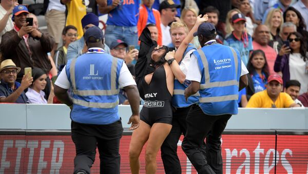 Security personnel detain a pitch invader during the 2019 Cricket World Cup final between England and New Zealand at Lord's Cricket Ground in London on July 14, 2019. - Sputnik International