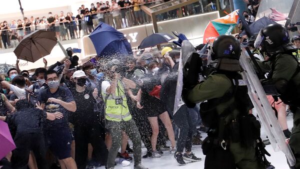 Riot police use pepper spray to disperse pro-democracy activists - Sputnik International