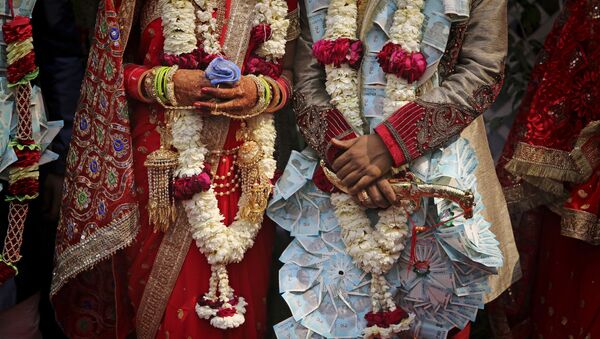 A newly wed Indian couple poses for photographs in New Delhi, India (File) - Sputnik International