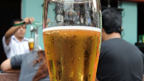 This photo taken on July 20, 2010 shows a bar-tender filling a glass with beer for a customer in Kuala Lumpur's vibrant Bukit Bintang nightlife district - Sputnik International
