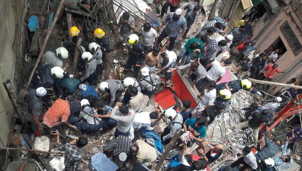 Rescue workers and residents search for survivors at the site of a collapsed building in Mumbai, India, July 16, 2019 - Sputnik International