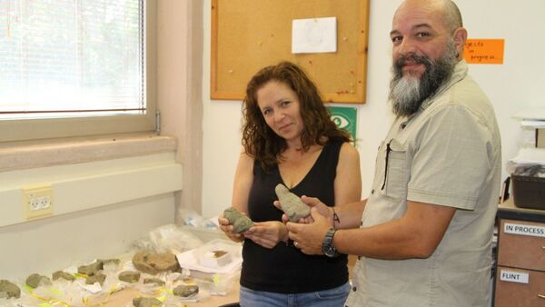 Dr. Iris Groman-Yaroslavsky, left, with Prof. Reniel Rodríguez Ramos examining some of the Puerto Rican figurines at Haifa University - Sputnik International