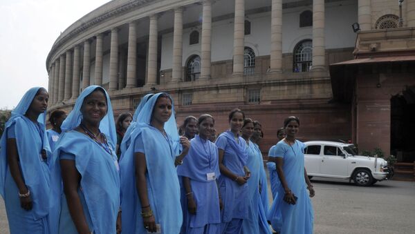 Indian women as they walk in the grounds of Parliament in New Delhi (File) - Sputnik International