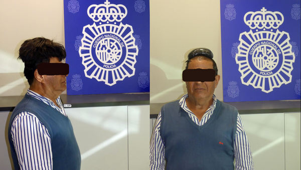 Unnamed man caught smuggling cocaine in his toupee in Josep Tarradellas Airport.  - Sputnik International
