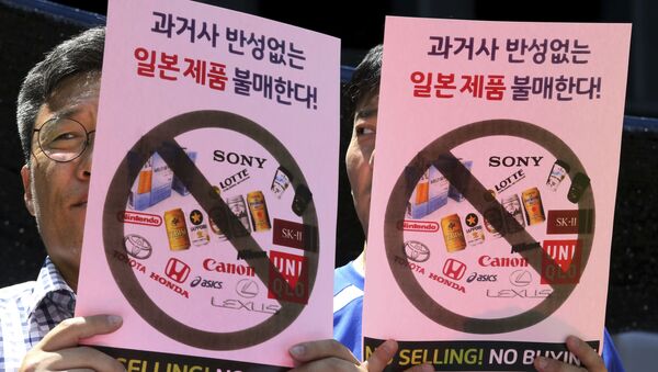 South Korean merchants attend a rally to denounce Japanese government's decision on export to South Korea in front of the Japanese embassy in Seoul - Sputnik International