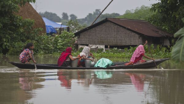 Indian flood affected women transport drinking water on a boat in Burha Burhi village - Sputnik International