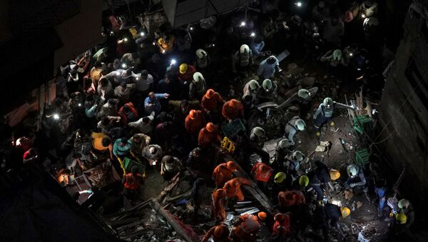 Rescue workers search for survivors at the site of a collapsed building in Mumbai, India, July 16, 2019 - Sputnik International