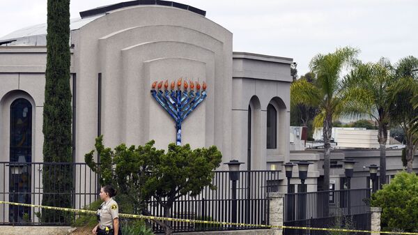 a San Diego county sheriff's deputy stands in front of the Poway Chabad Synagogue in Poway, Calif. - Sputnik International