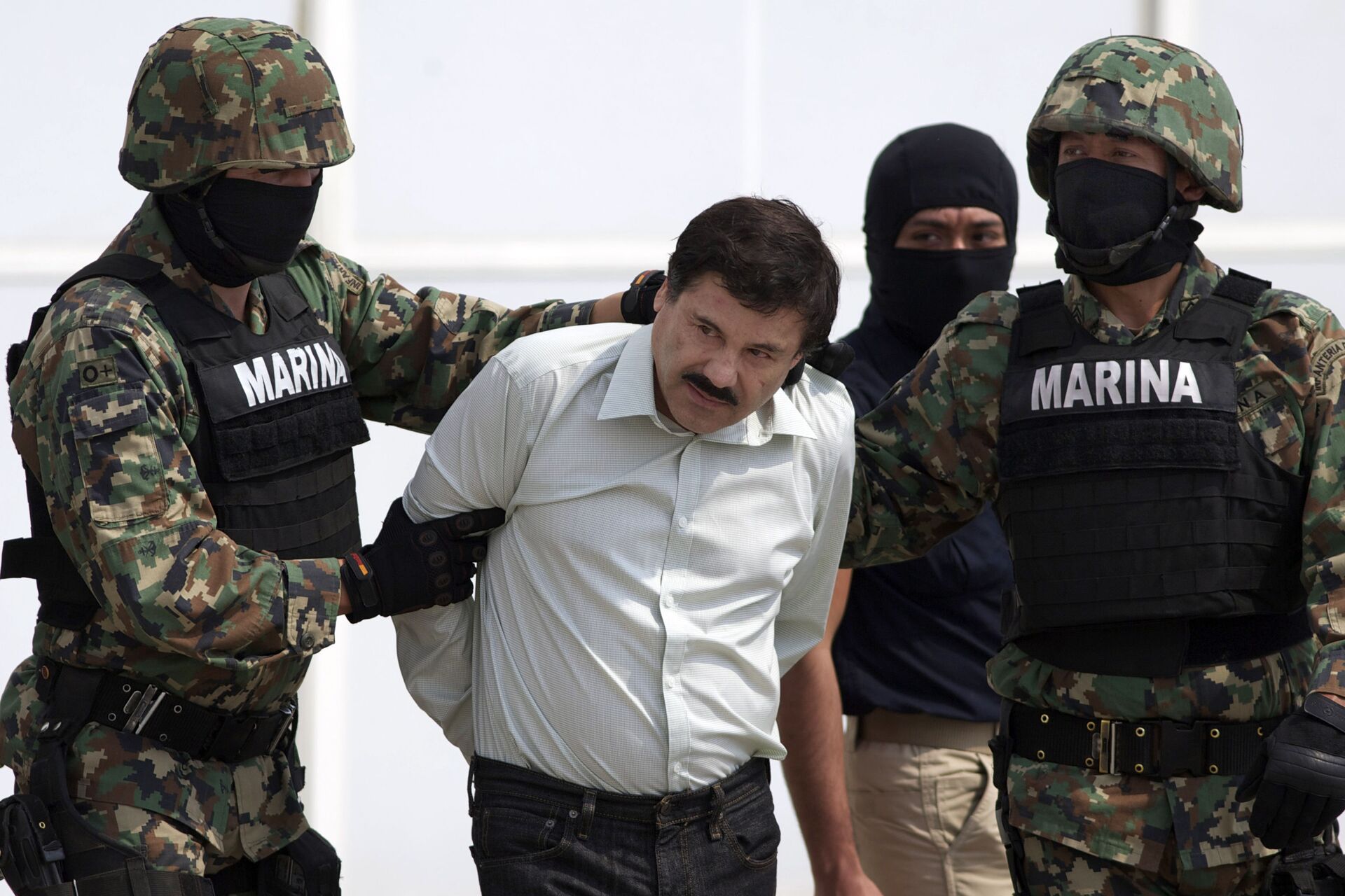 In this Feb. 22, 2014 file photo, Joaquin El Chapo Guzman, center, is escorted to a helicopter in handcuffs by Mexican navy marines at a hanger in Mexico City, after he was captured overnight in the beach resort town of Mazatlan - Sputnik International, 1920, 09.05.2023
