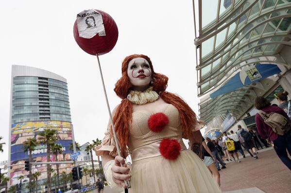 A girl showing off a Pennywise outfit before Preview Night of the 2019 Comic-Con International. A girl showing off a Pennywise outfit before Preview Night of the 2019 Comic-Con International. - Sputnik International
