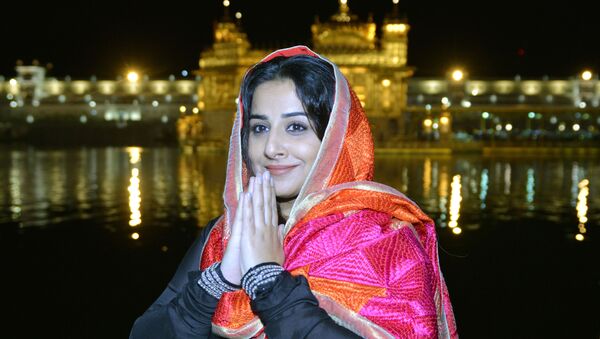 Indian Bollywood actress Vidya Balan pays respect at the Golden Temple in Amritsar on April 17, 2019 - Sputnik International