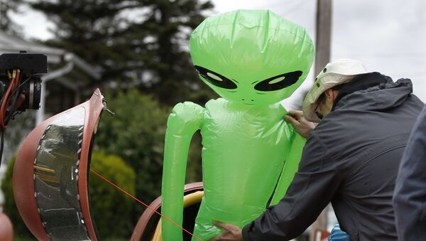An inflatable extraterrerial alien toy - Sputnik International