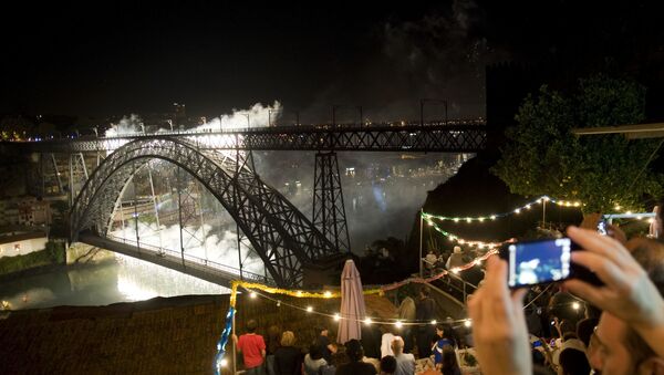 Revelers watch fireworks at Dom Luis Bridge spanning over Douro River - Sputnik International