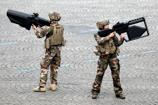 French Army soldiers hold anti-drone guns during the traditional Bastille Day military parade on the Champs-Elysees Avenue in Paris, 14 July 2019. - Sputnik International