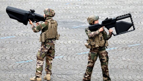 French Army soldiers hold anti-drone guns during the traditional Bastille Day military parade on the Champs-Elysees Avenue in Paris, July 14, 2019.  - Sputnik International