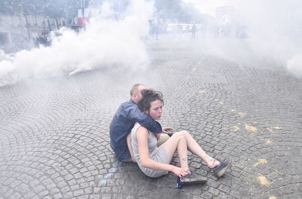 A couple during riots at the Champs-Elysees in Paris - Sputnik International