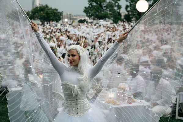 Revelers take part in the annual Diner En Blanc event in New York City - Sputnik International