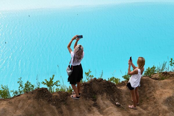 Women taking pictures on the Siberian Maldives - Sputnik International