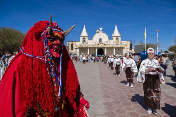 Dancers in traditional costumes perform at the La Tirana religious carnival, Chile - Sputnik International