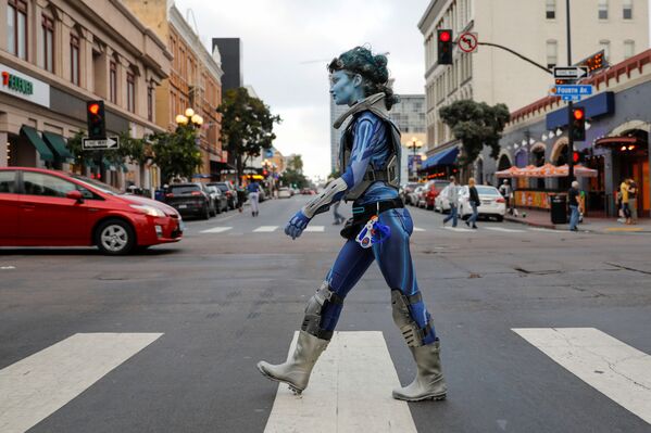 A woman in costume walks across the street in downtown San Diego during the pop culture festival Comic Con International - Sputnik International