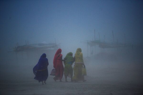 Indian women walk during a dust storm in Allahabad, India - Sputnik International