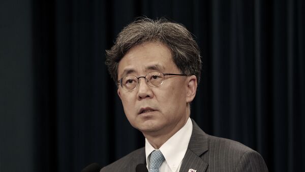 Kim Hyun-chong, deputy director of South Korea's presidential National Security Office, briefs on the South Korean government's stance on Japan's recent restrictions on its exports to South Korea at the presidential Blue House in Seoul, South Korea, Friday, July 19, 2019.  - Sputnik International