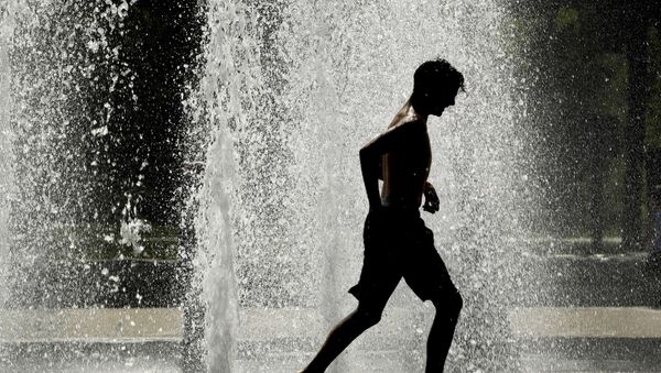 A boy plays in a fountain to cool off as temperatures approach 100 degrees Thursday, July 18, 2019, in Kansas City, Mo. - Sputnik International