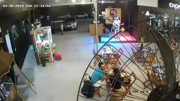 Whoops! Kid Climbs Into Arcade Machine to Nab Prize - Sputnik International