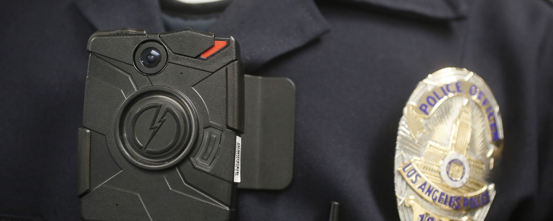 FILE- In this Jan. 15, 2014 file photo a Los Angeles Police officer wears an on-body camera - Sputnik International, 1920, 04.10.2022