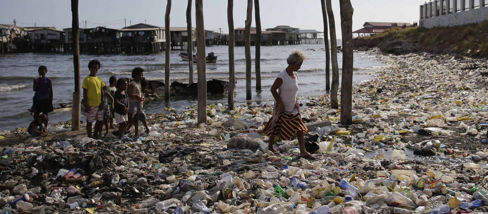 Замусоренный пляж в Порт-Морсби, столице Папуа - Новой Гвинеи - Sputnik International, 1920, 05.03.2021