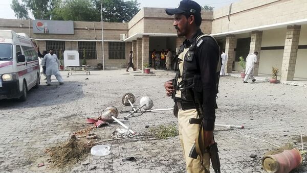 A Pakistani policeman stands guard at site of a suicide bomb attack a hospital entrance in Kotlan Saidan village on the outskirts of the northwestern city of Dera Ismail Khan on July 21, 2019 - Sputnik International