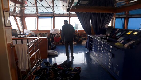 In this handout picture provided by Fars news, an Iranian official talks to crew members inside the seized UK-flagged tanker Stena Impero off the coast of Bandar Abbas in southern Iran, on 21 July 2019 - Sputnik International