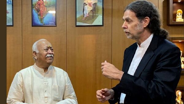 German Ambassador Walter J. Lindner (R) is pictured speaking with RSS leader Mohan Bhagwat (L) - Sputnik International