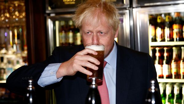 Boris Johnson, a leadership candidate for Britain's Conservative Party, drinks a beer at Wetherspoons Metropolitan Bar in London, Britain, July 10, 2019 - Sputnik International