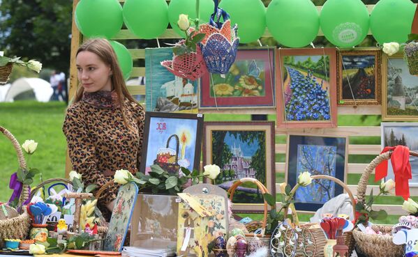  A woman sells pieces of art at the Russian Field festival of Slavic art in Moscow.  - Sputnik International
