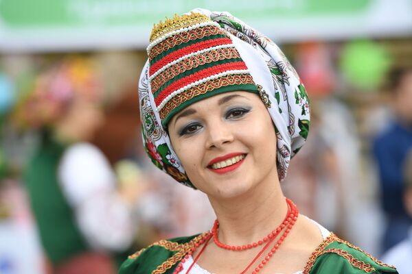 A woman dressed in national costume during the Russian Field festival of Slavic art at Kolomenskoye Park in Moscow.  - Sputnik International