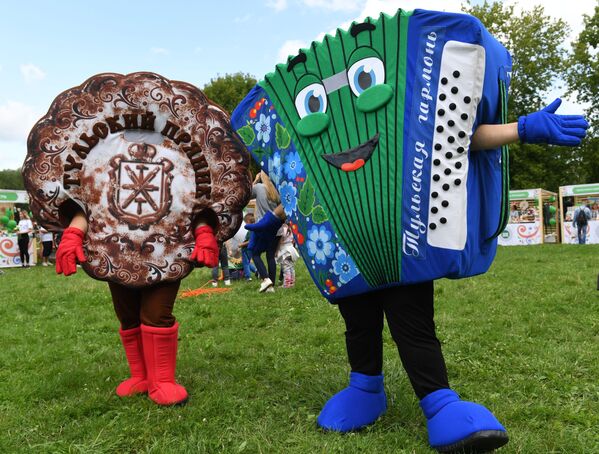Participants of the festival wearing costumes of a Tula gingerbread and a Tula accordion.   - Sputnik International